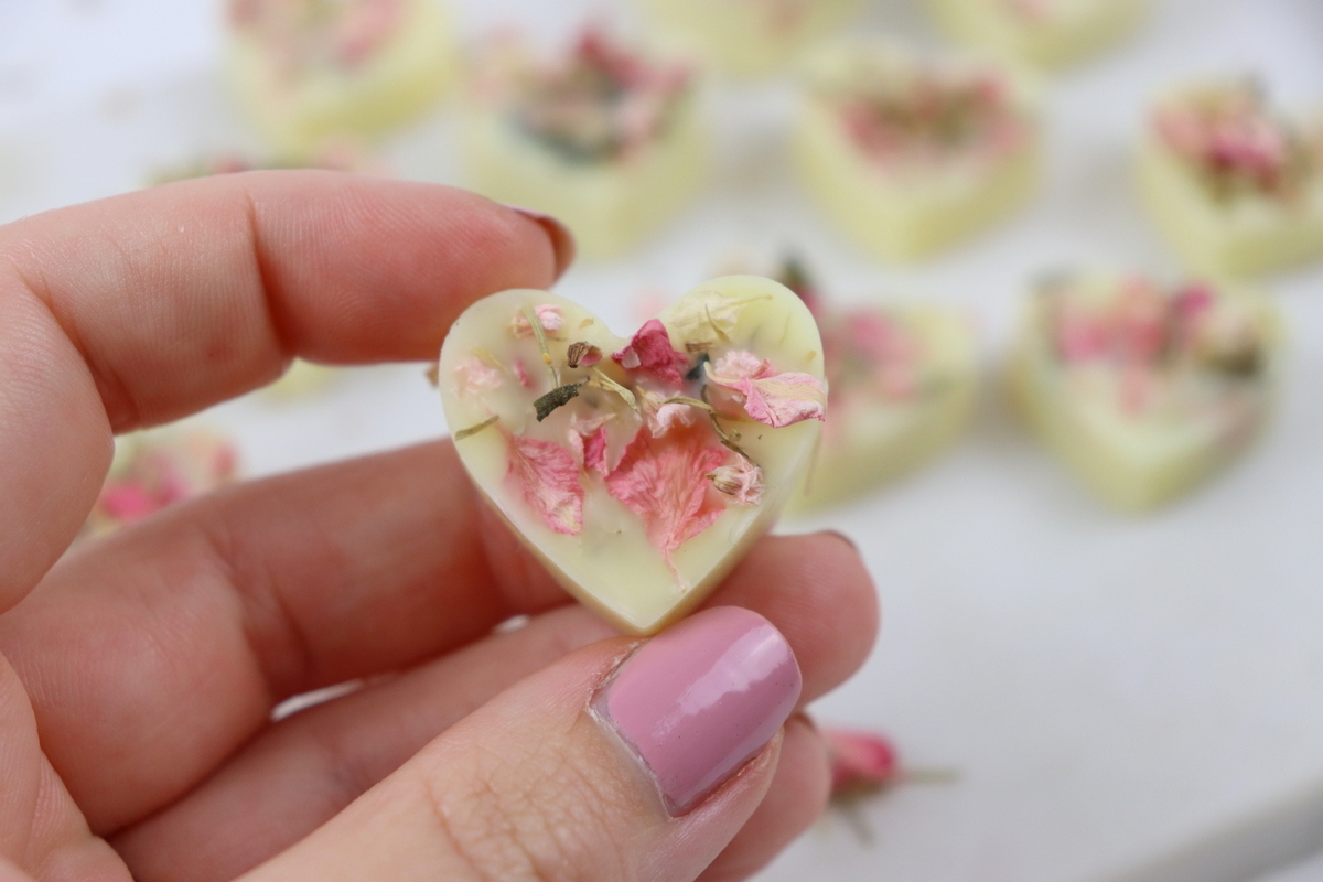 DIY - selbstgemachte Massagebar in Herzform mit Trockenblumen als Geschenkidee