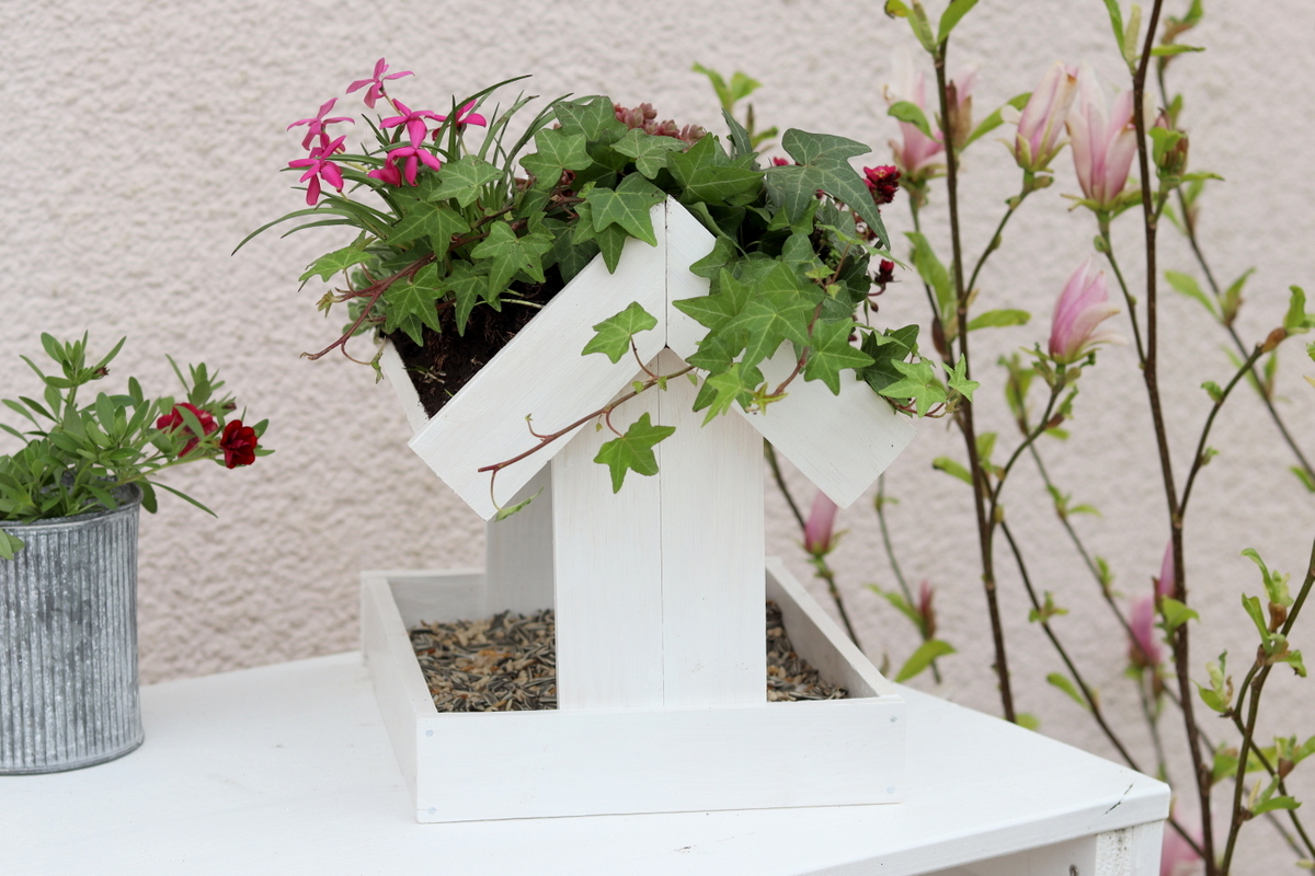 DIY selbstgebautes Vogelhaus mit bepflanzten Dach