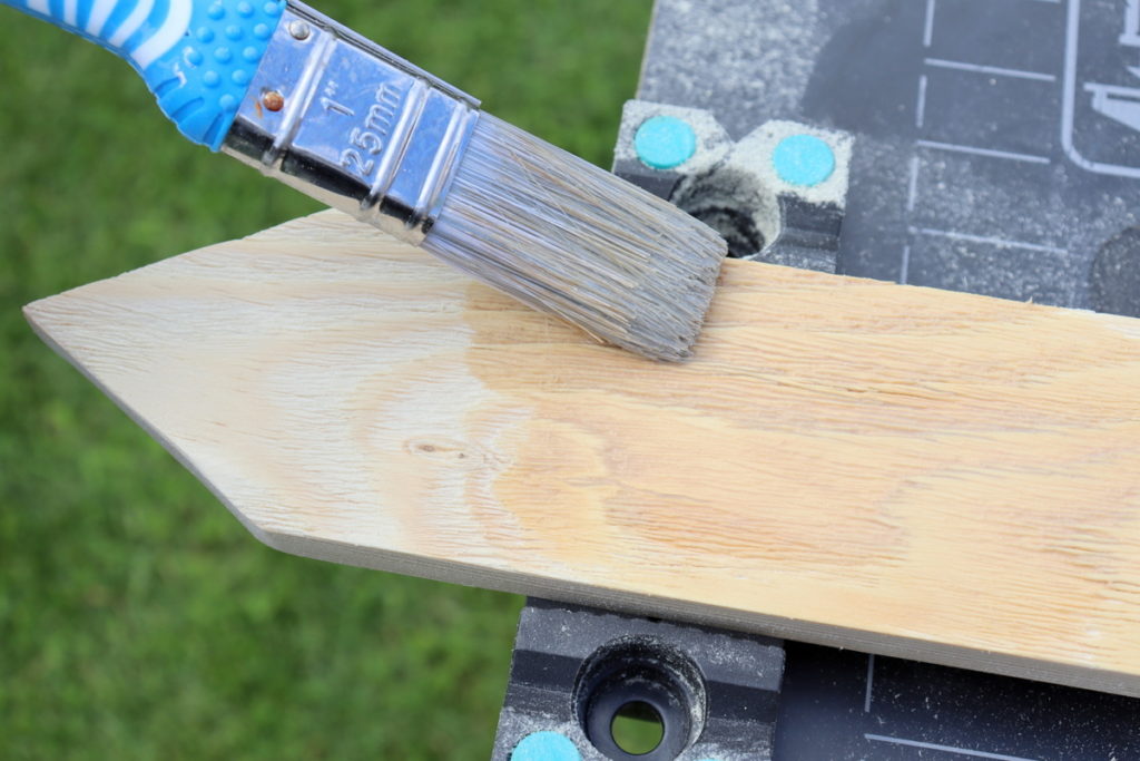 DIY Anleitung Wegweiser aus Holz für den Garten einfach selber machen