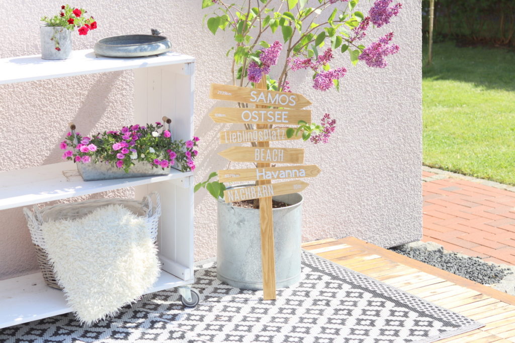 DIY Anleitung Wegweiser aus Holz für den Garten einfach selber machen