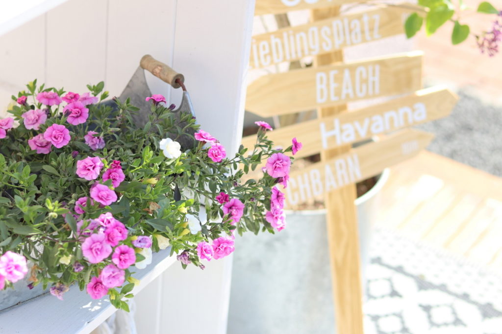 DIY Anleitung Wegweiser aus Holz für den Garten einfach