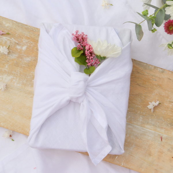 DIY - Geschenke nachhaltig mit Stoff und Blumen verpackt - eine kreative Geschenkidee