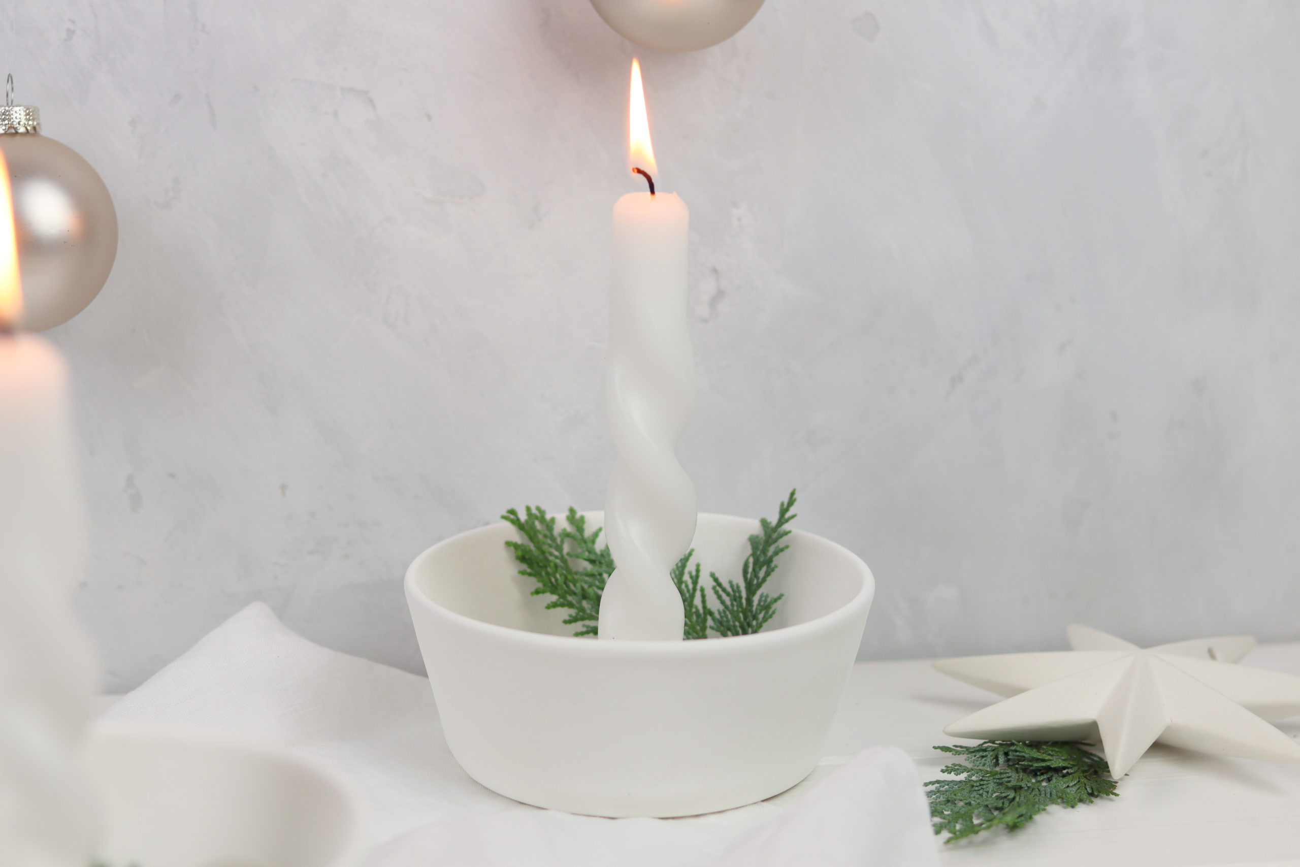 DIY selbstgemachter Kerzenständer im skandinavischen Stil mit Anleitung zum Kerzen drehen