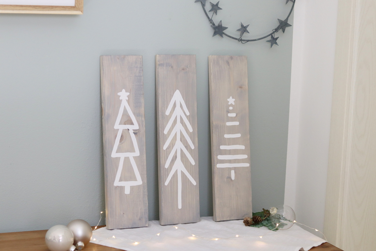 DIY selbstgemachte weihnachtliche Schilder aus Holz im Skandi Stil