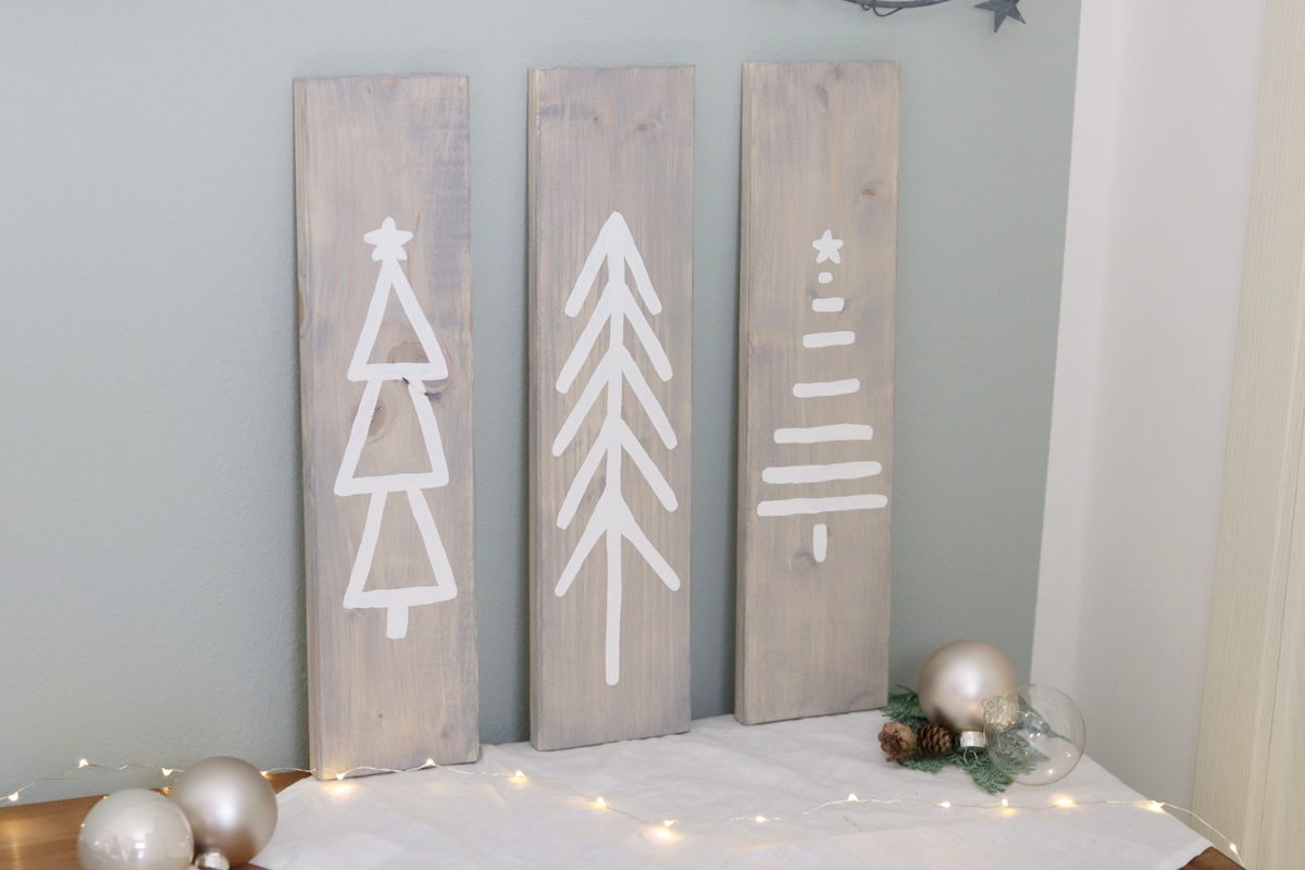 DIY selbstgemachte weihnachtliche Schilder aus Holz im Skandi Stil