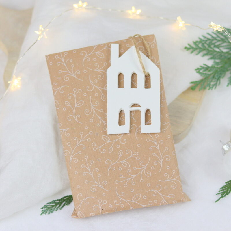 DIY Anleitung - selbstgemachte Lichthäuser aus Modelliermasse als Geschenkanhänger zu Weihnachten