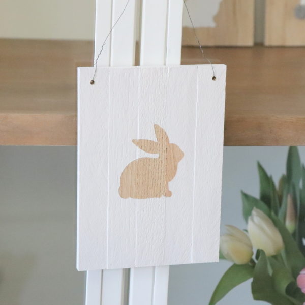 DIY - selbstgemachte Holzschilder zu Ostern aus Klötzchen mit Hasenmotiv