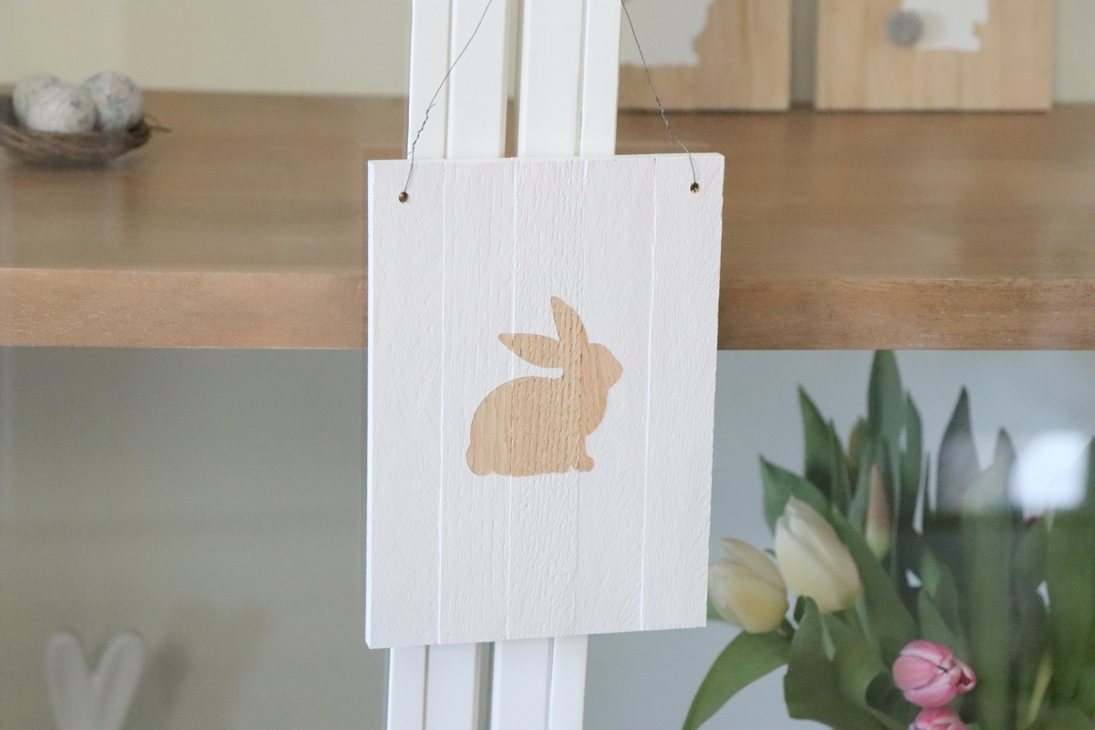 DIY - selbstgemachte Holzschilder zu Ostern aus Klötzchen mit Hasenmotiv