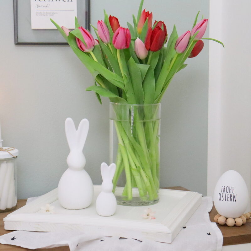 DIY - selbstgemachtes österliches Tablett und Ostereier mit Bändern