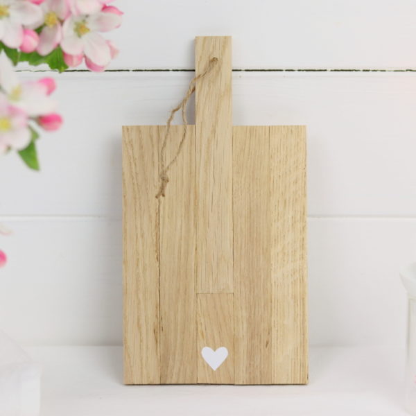 DIY - selbstgemachte Holzbretter aus Holzklötzchen mit einem Herz verziert