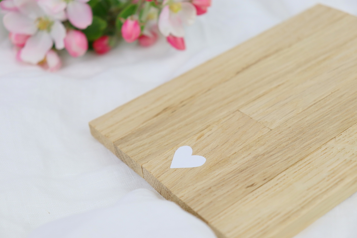 DIY - selbstgemachte Holzbretter aus Holzklötzchen mit einem Herz verziert