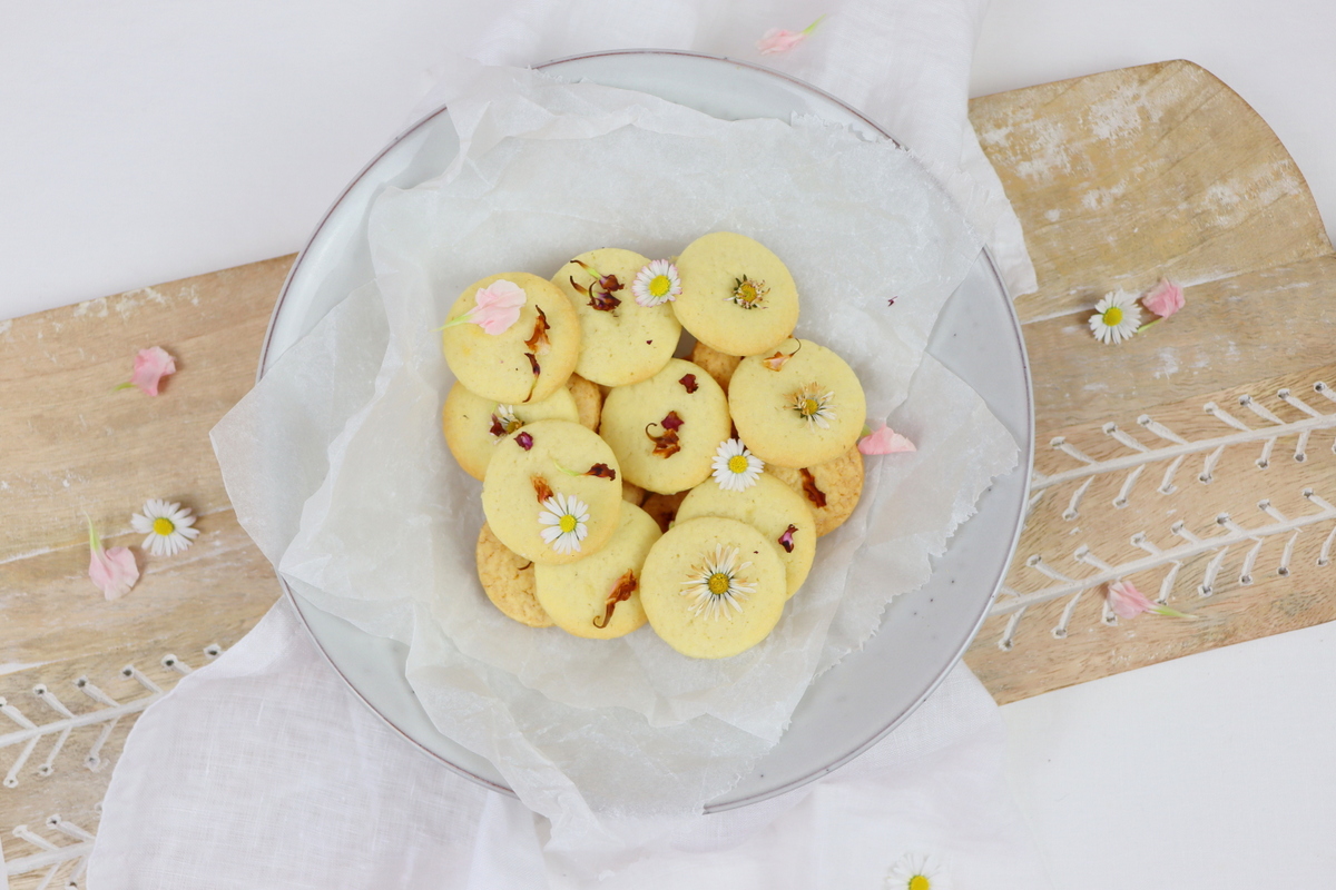 Rezept - selbstgemachte Butterkekse mit essbaren Blumen