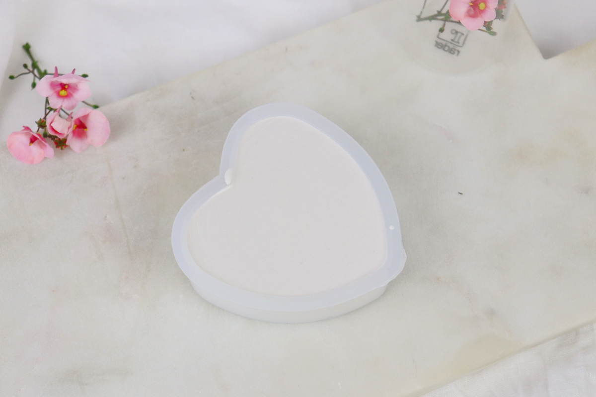 DIY - selbstgemachte Teelichthalter in Herzform aus Raysin