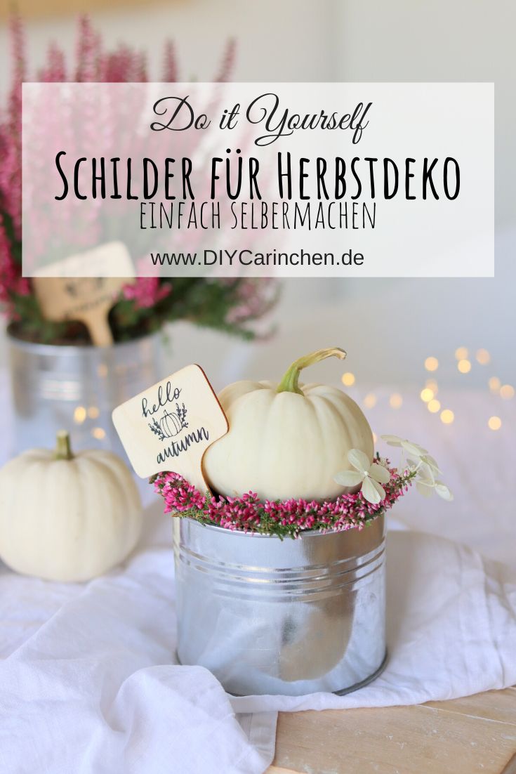 DIY - selbstgemachte Herbst-Schilder mit dem Plotter "hello autumn" für selbstgemachte Kürbisdeko in einem kleinen Topf mit Heidekrautkranz und Baby Boo Kürbis