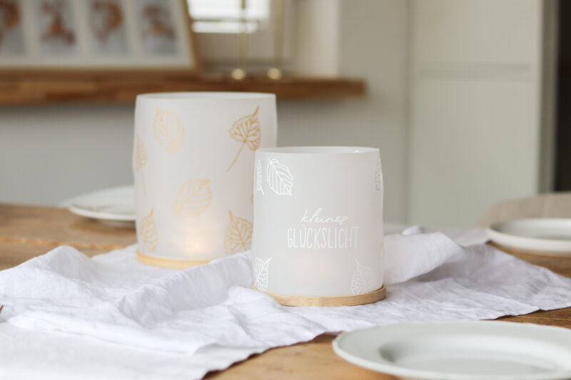 Herbstliche Windlichter basteln mit Transparentpapier & Stickrahmen