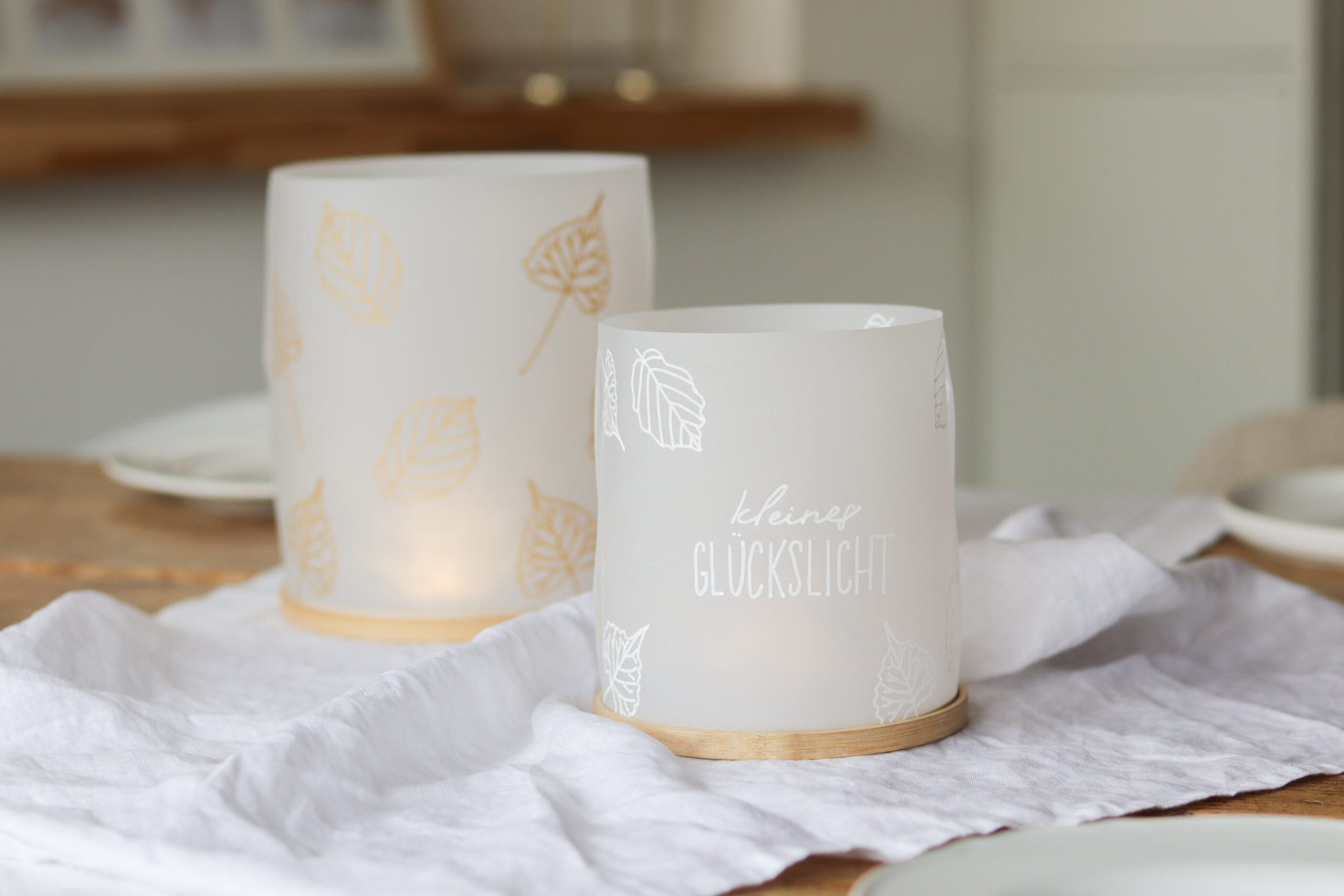 Herbstliche Windlichter basteln mit Transparentpapier & Stickrahmen