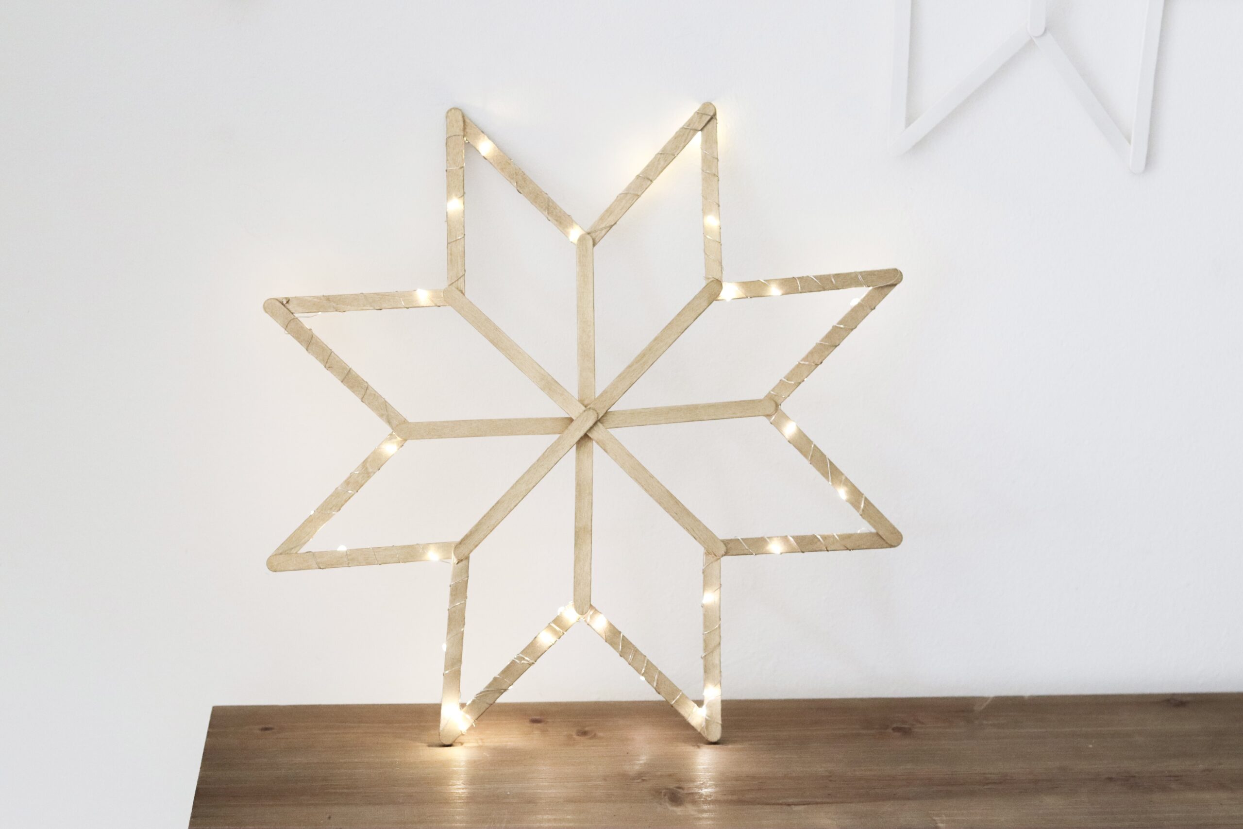 Weihnachtssterne aus Eisstielen basteln  einfache DIY-Dekoidee