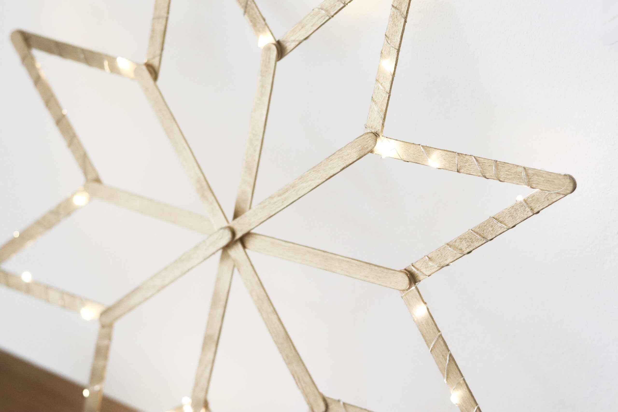 Weihnachtssterne aus Eisstielen basteln – einfache DIY-Dekoidee für die Adventszeit (1)